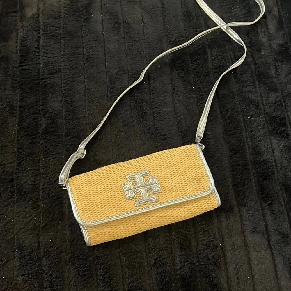 VINTAGE Tory Burch Wooven and Silver Metallic Crossbody with Adjustable Strap - Picture 2 of 4